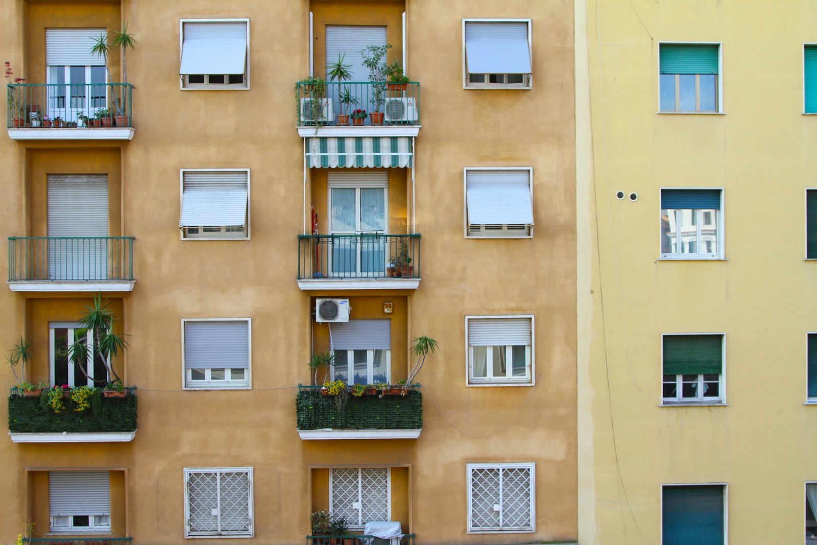 Condominio con balconi e piante a Roma