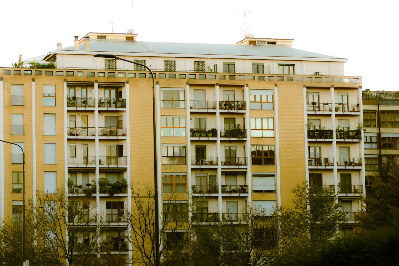 Facciata di un condominio con balconi a Milano