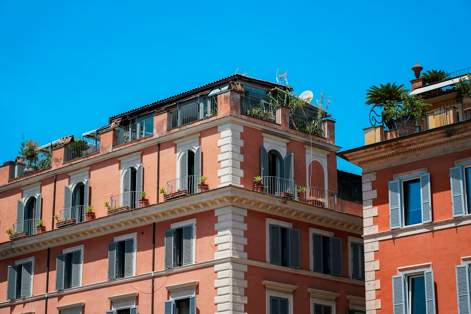 Edificio condominiale con terrazze a Roma