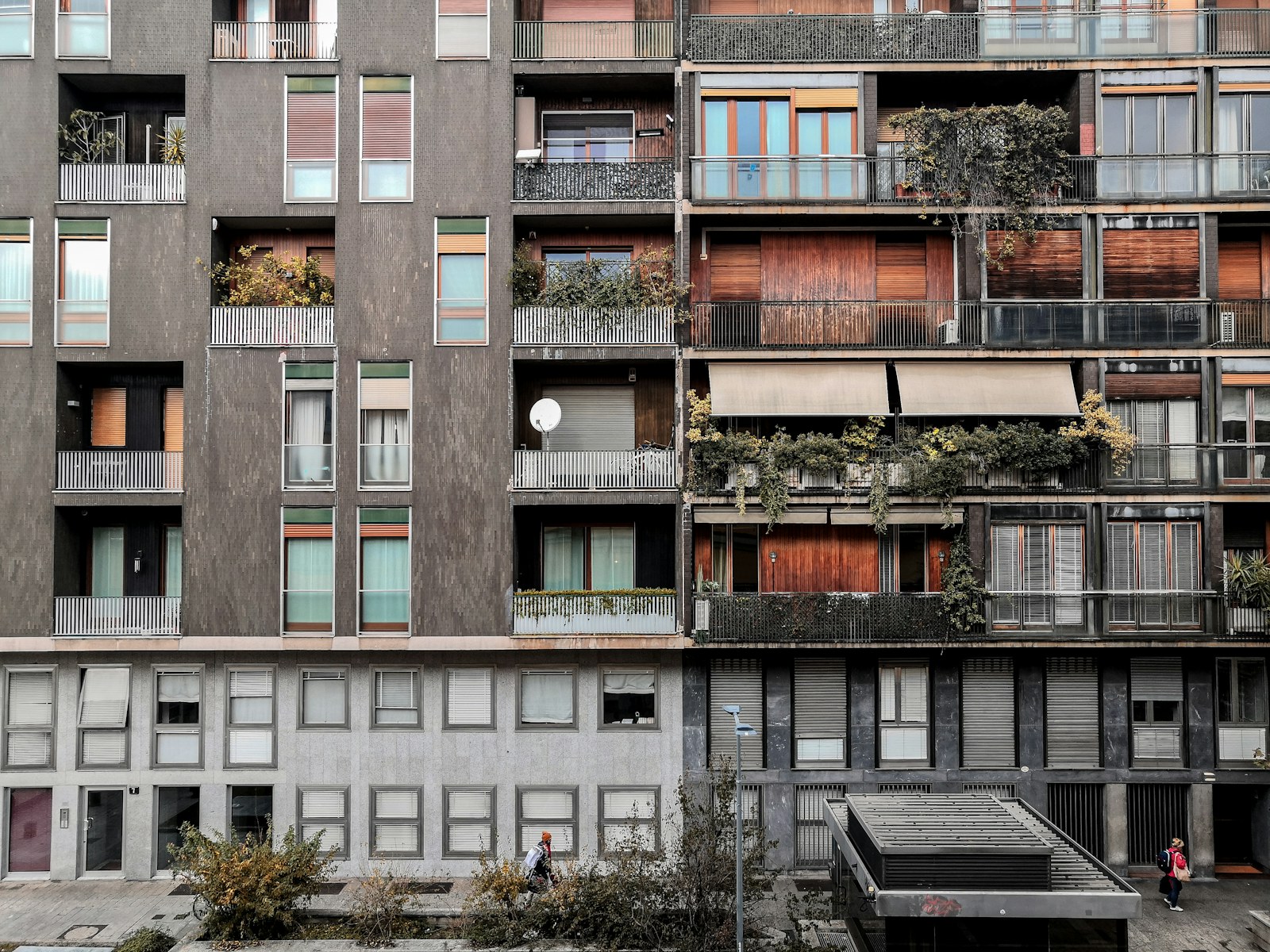Condominio milanese con balconi e verde