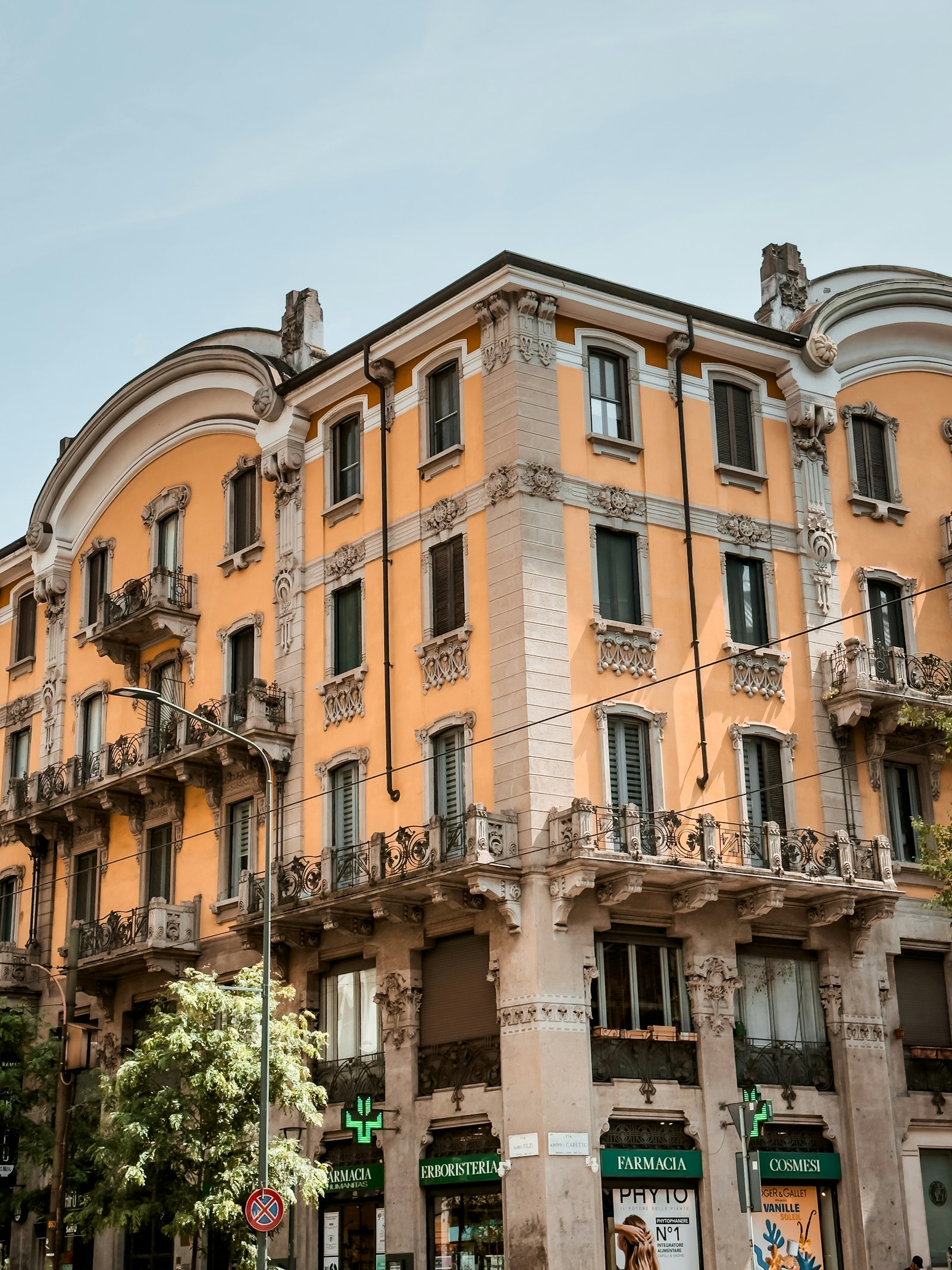 Facciata di un edificio residenziale storico di Milano