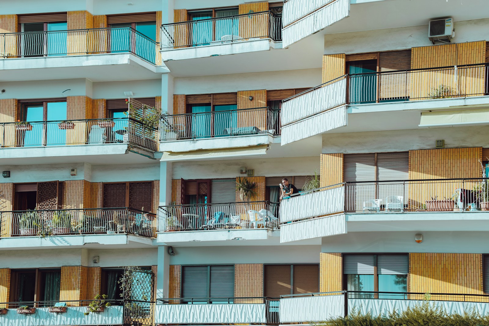 Balconi di un condominio residenziale a Napoli