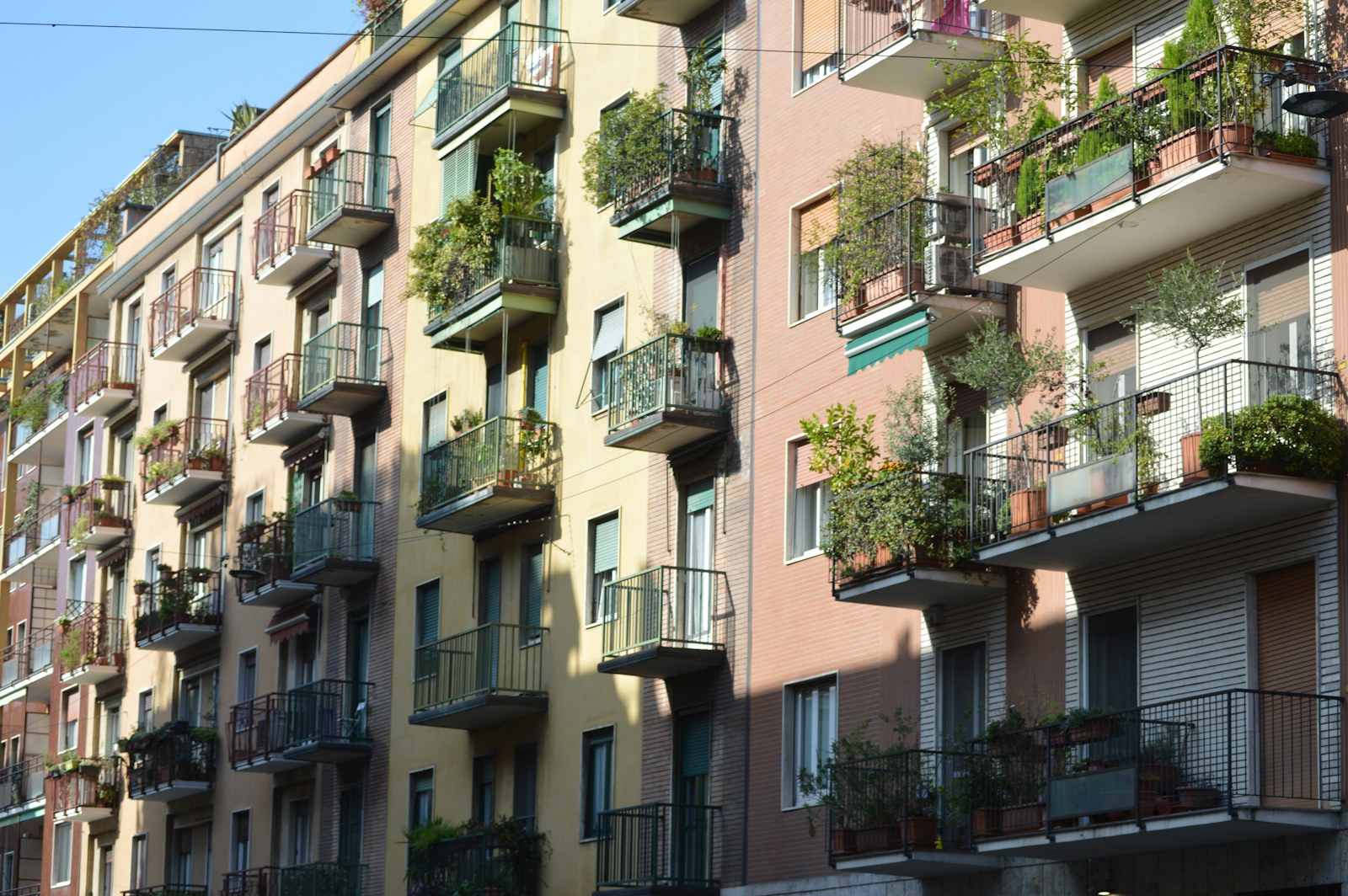 Palazzi residenziali con balconi verdi a Milano